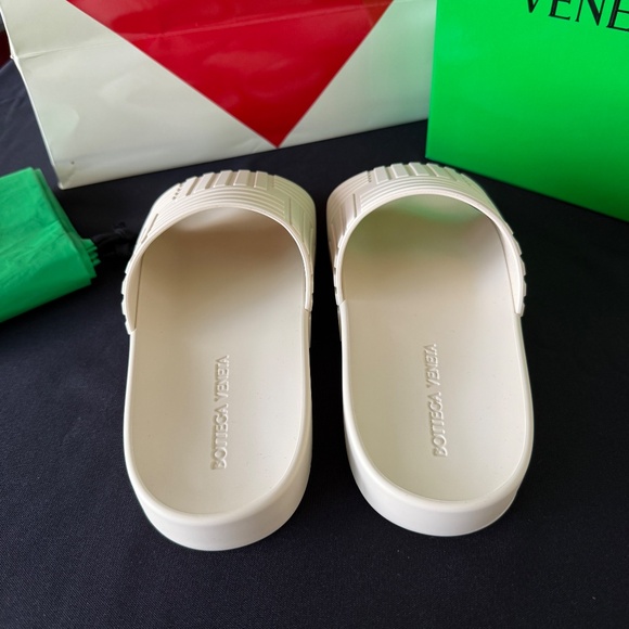 BOTTEGA VENETA 690105 Men's Pool Slide Sandals Sea Salt White Rubber, 39 (US 7) - Picture 2 of 6